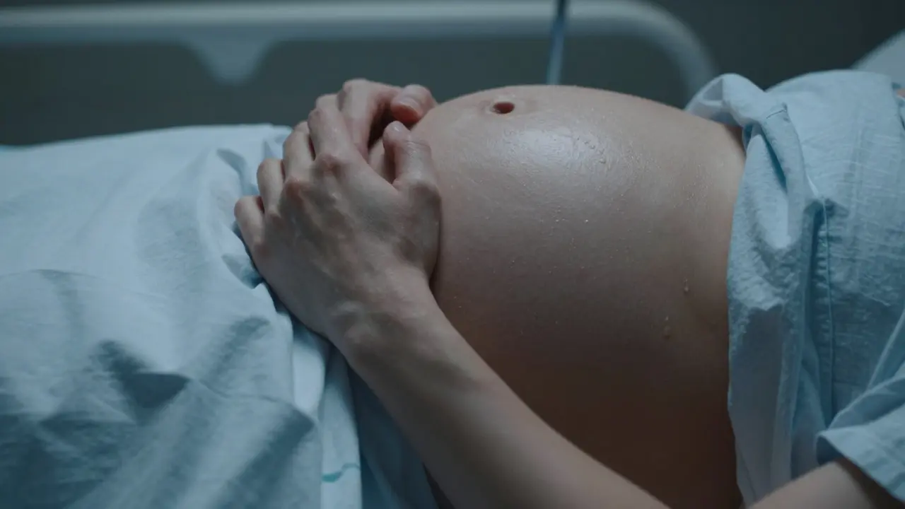 Co je největší bolest při porodu? Skutečná pravda o kontrakcích a rozedření